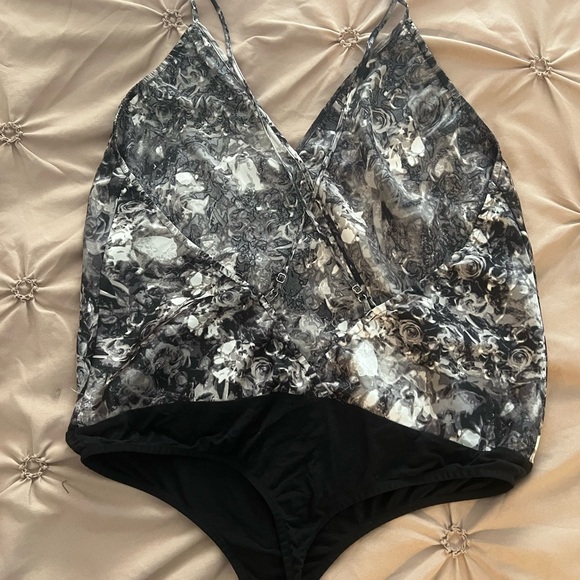 Bebe Floral Bodysuit - Picture 5 of 10